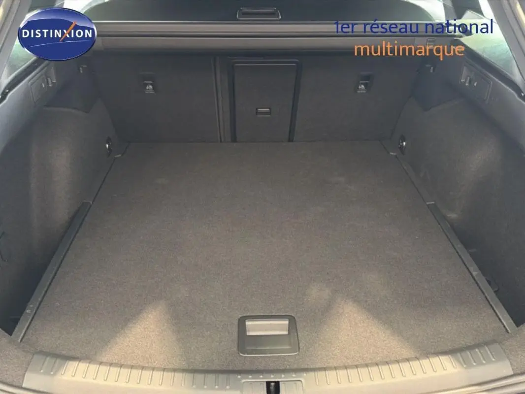 Coffre spacieux de la CUPRA Leon ST gris vu de l'arrière, montrant le plancher plat et le cache-bagages fermé.