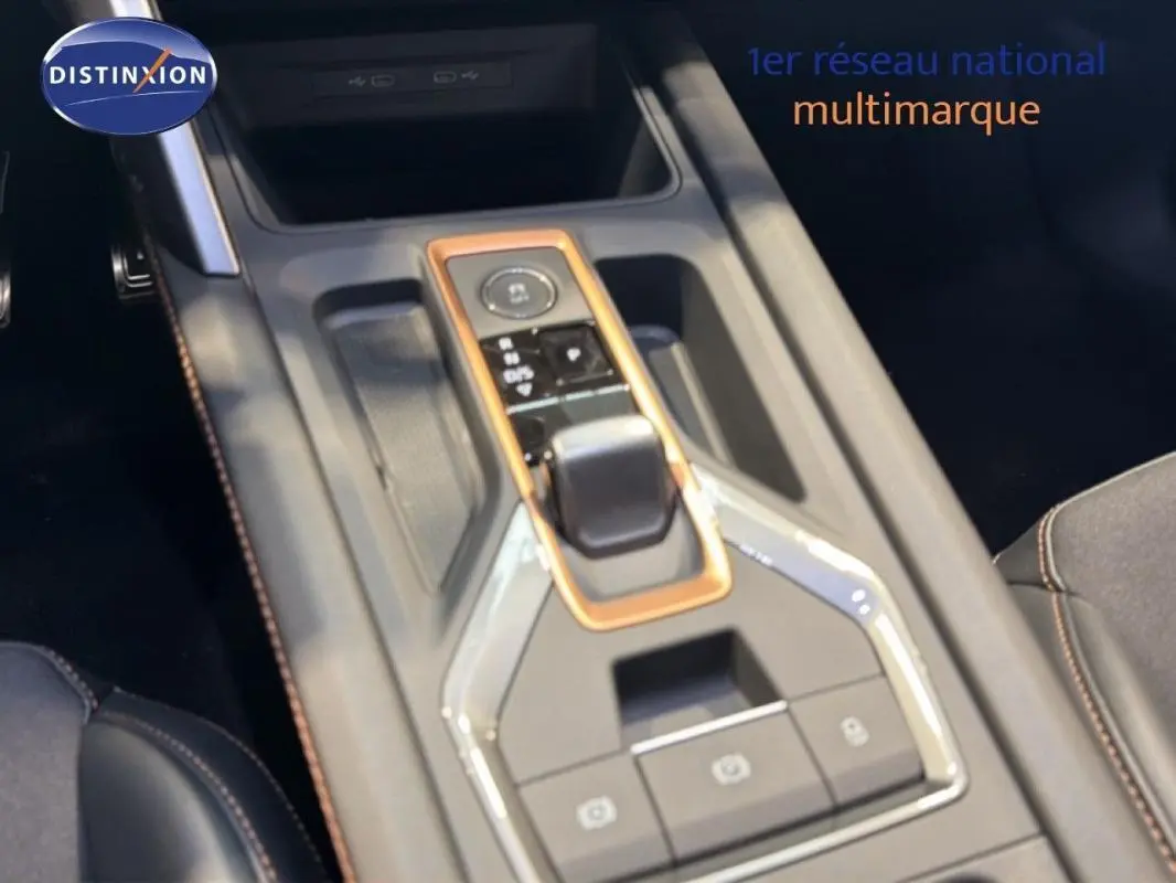 Vue rapprochée de la console centrale grise du CUPRA Leon ST 2025 avec levier de vitesse et finitions cuivrées.