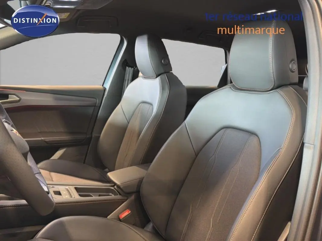 Vue intérieure côté conducteur et passager avant de la CUPRA Leon ST gris avec sièges en cuir et console centrale.