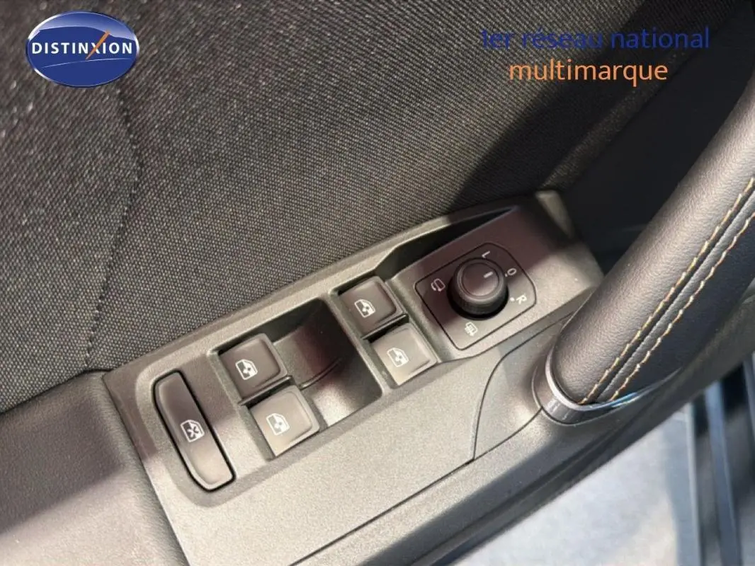 Gros plan sur les commandes électriques des vitres et rétroviseurs côté conducteur d'une CUPRA Leon gris 2025.