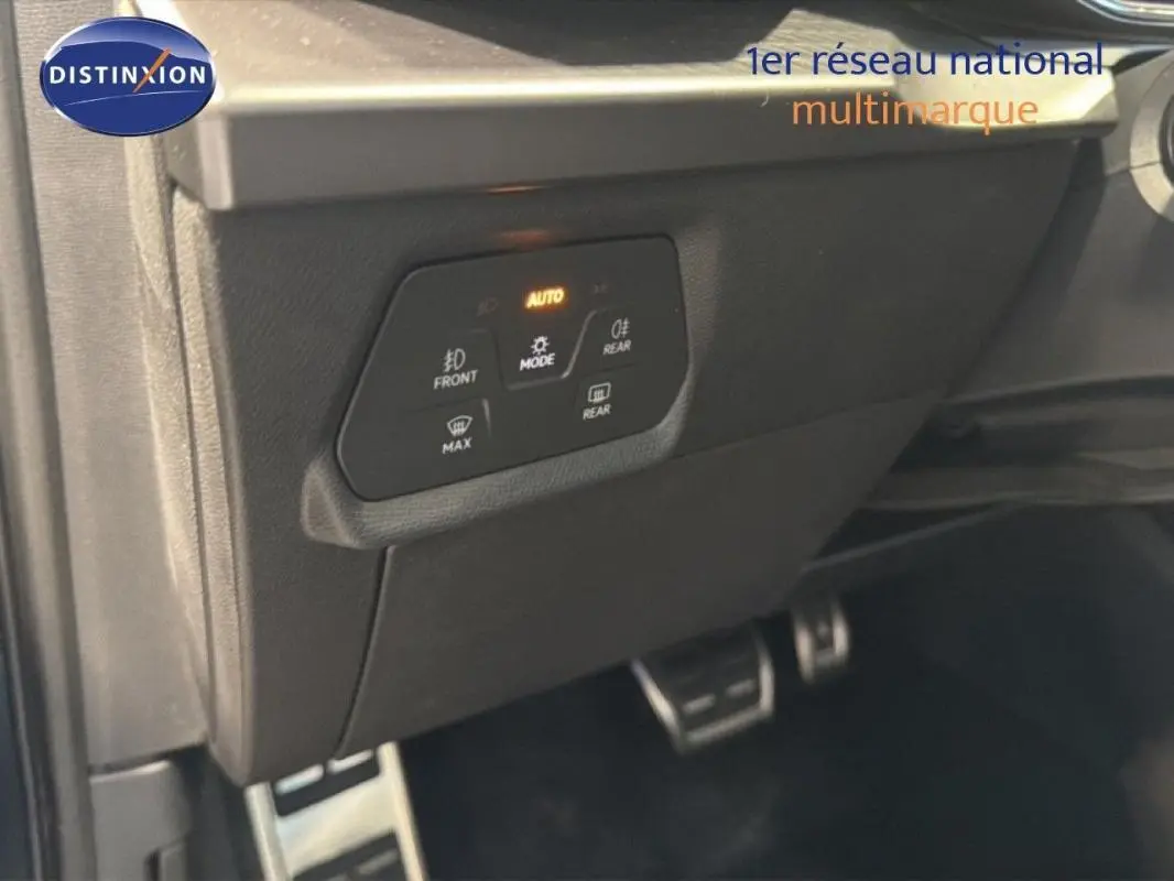 Détail du tableau de bord côté gauche avec commandes d’éclairage automatiques sur CUPRA Leon gris 2025.