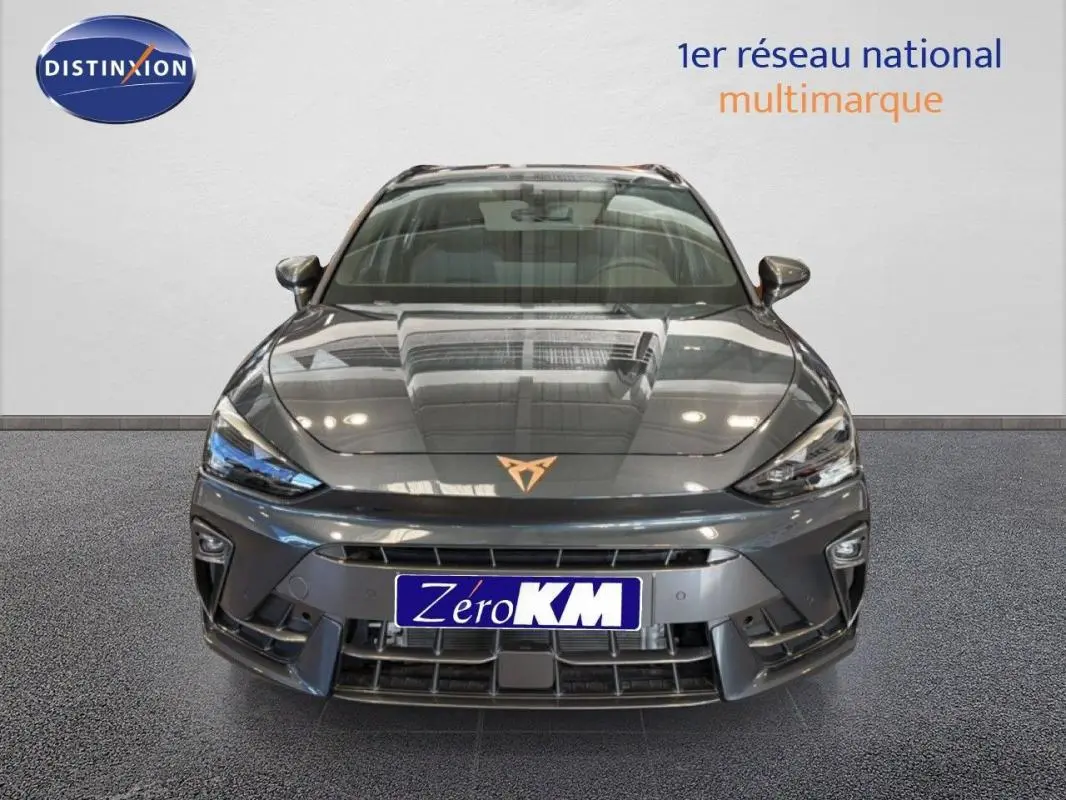 Vue avant d'une CUPRA Leon ST gris métallisé avec calandre marquée et logo cuivré visible sur le capot.