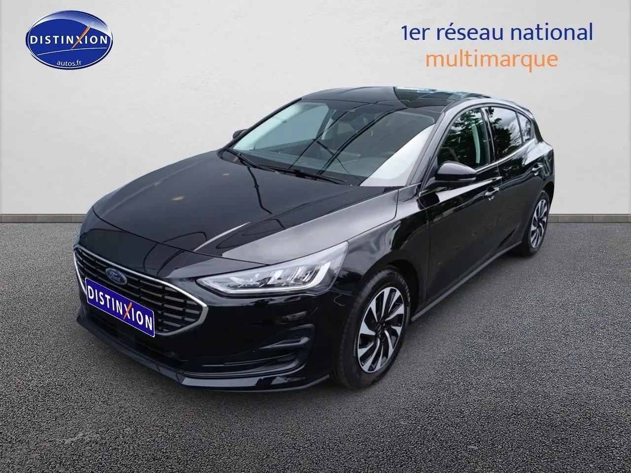 Ford Focus 2024 noir Agate métallisé vue 3/4 avant droit avec calandre chromée et jantes stylisées.