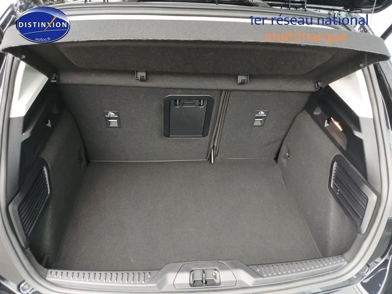 Coffre ouvert vu de l'arrière d'une Ford Focus 2024 noir Agate métallisé, montrant un espace de chargement propre et spacieux.