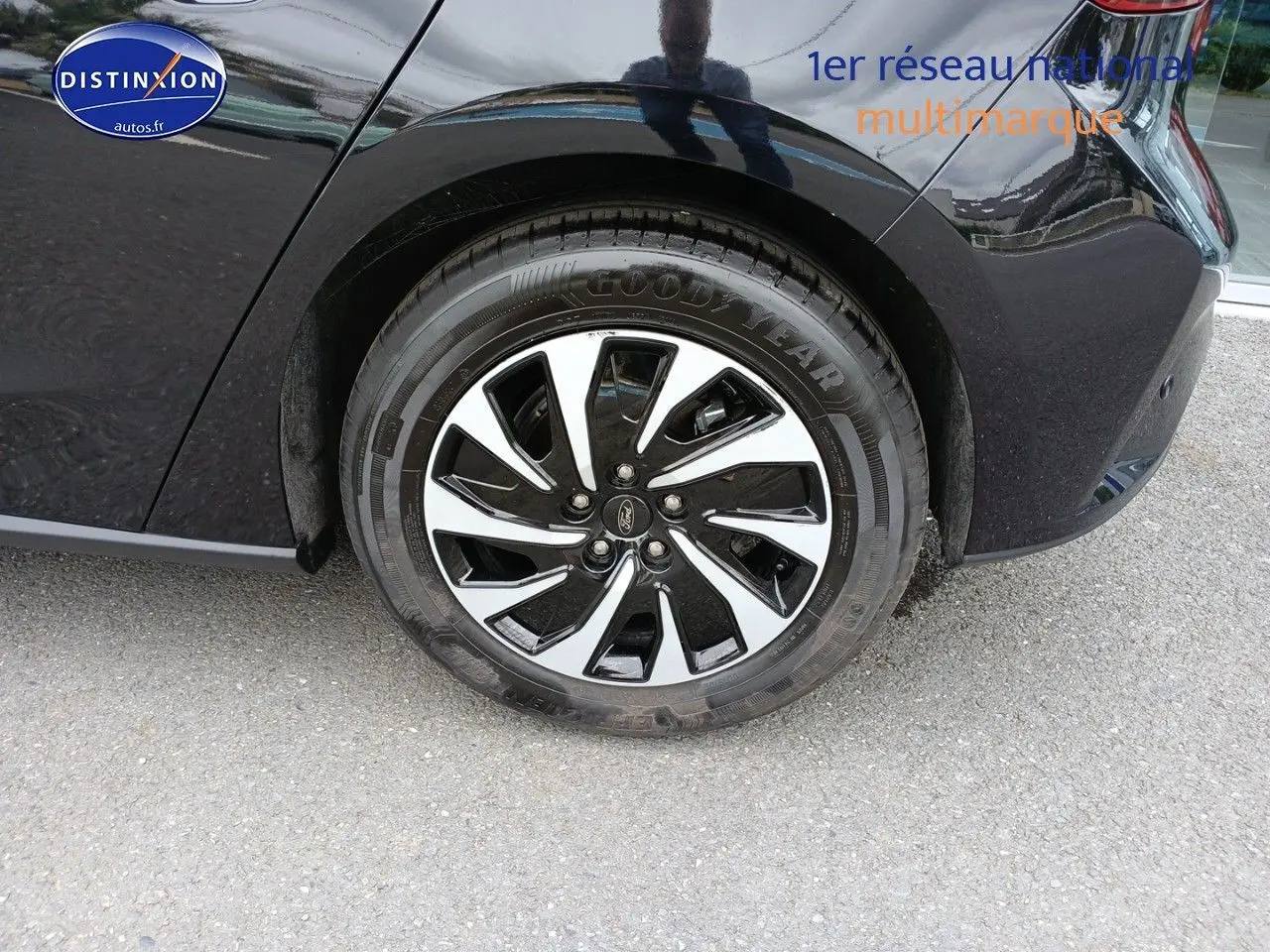 Gros plan sur la roue arrière droite noire Agate métallisé d'une Ford Focus 2024 avec jante alliage bicolore.