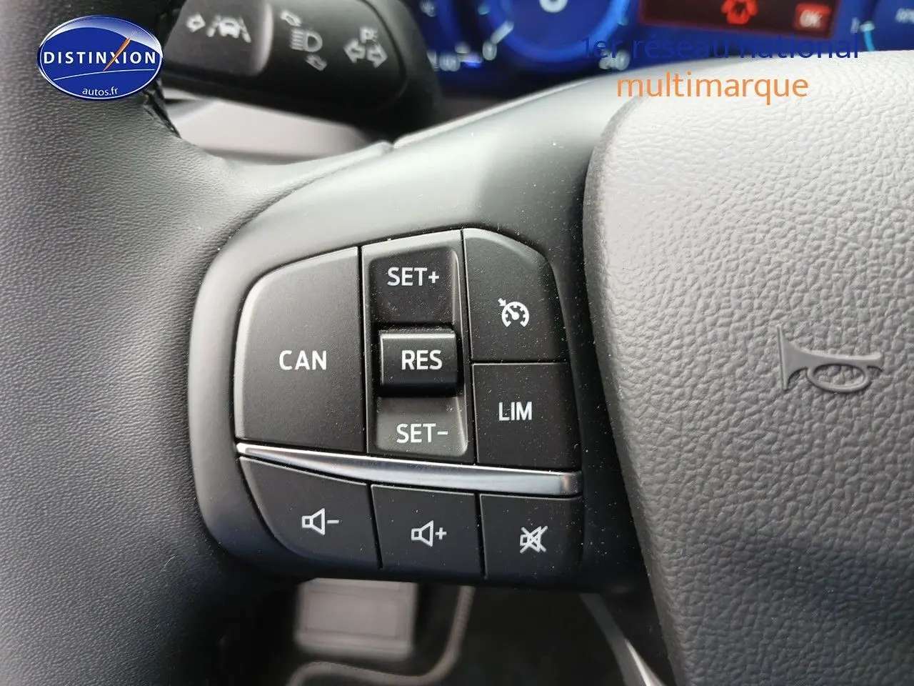 Gros plan sur les commandes multifonctions à gauche du volant cuir noir de la Ford Focus 2024.