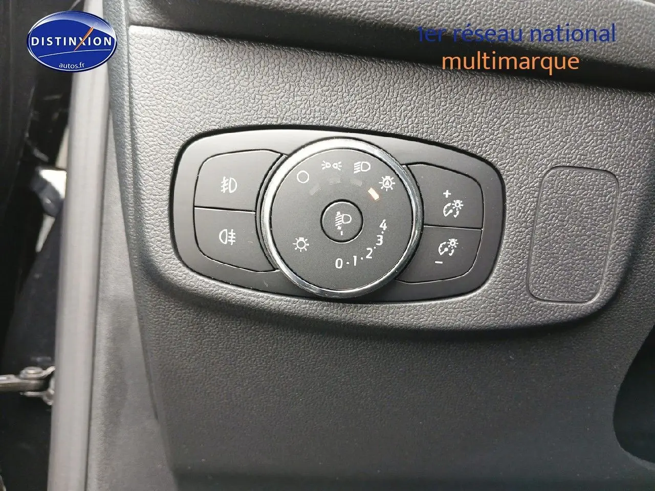 Gros plan sur la commande d’éclairage intérieure noire de la Ford Focus 2024 côté gauche du tableau de bord.