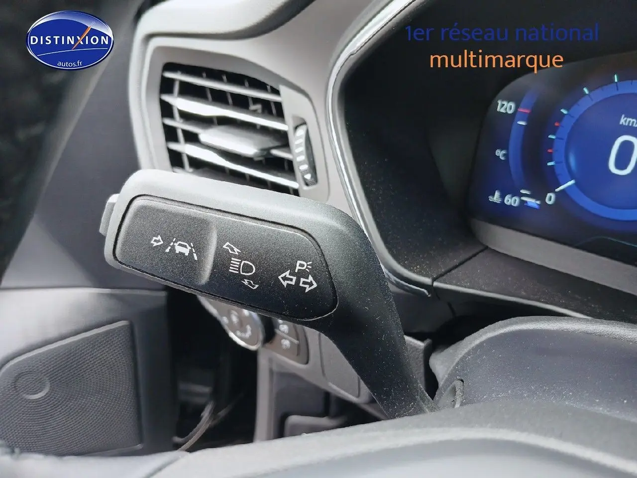 Détail du commodo gauche avec commandes d'aide à la conduite sur le tableau de bord noir d'une Ford Focus 2024.