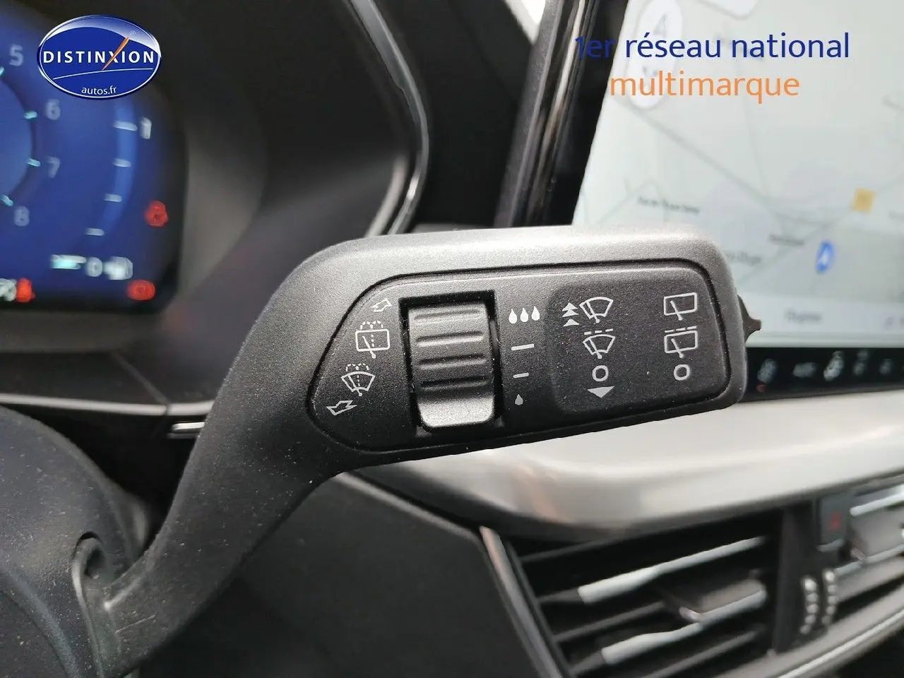 Gros plan sur la commande des essuie-glaces à gauche du volant dans l’habitacle d’une Ford Focus noire 2024.