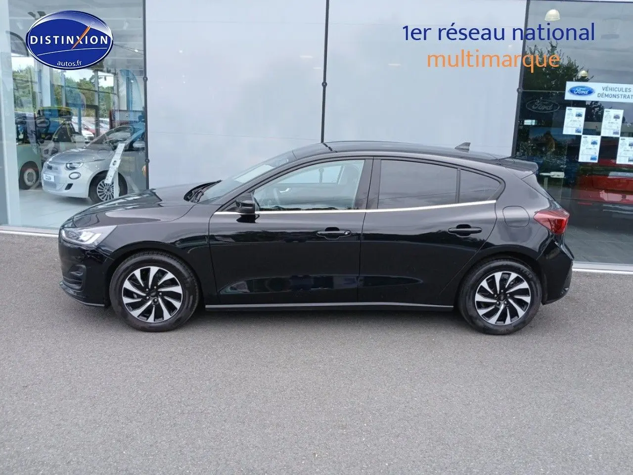 Profil côté gauche de la Ford Focus 2024 noir Agate métallisé avec jantes bicolores et vitres teintées.