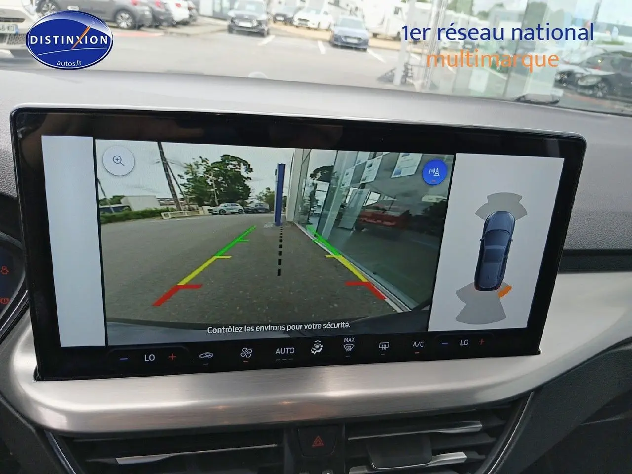 Écran tactile intérieur affichant la caméra de recul et l’aide au stationnement de la Ford Focus 2024 noir Agate.