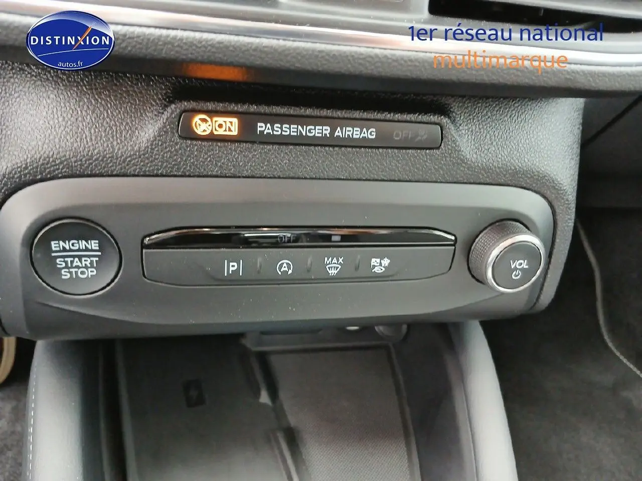 Détail du tableau de bord noir de la Ford Focus 2024 avec bouton start/stop et commandes de climatisation.