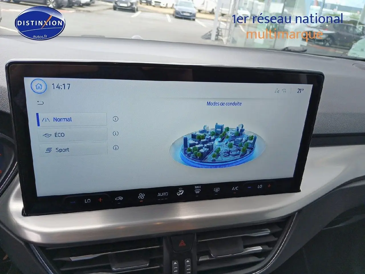 Écran tactile central affichant les modes de conduite dans l’habitacle d’une Ford Focus 2024 noir Agate.