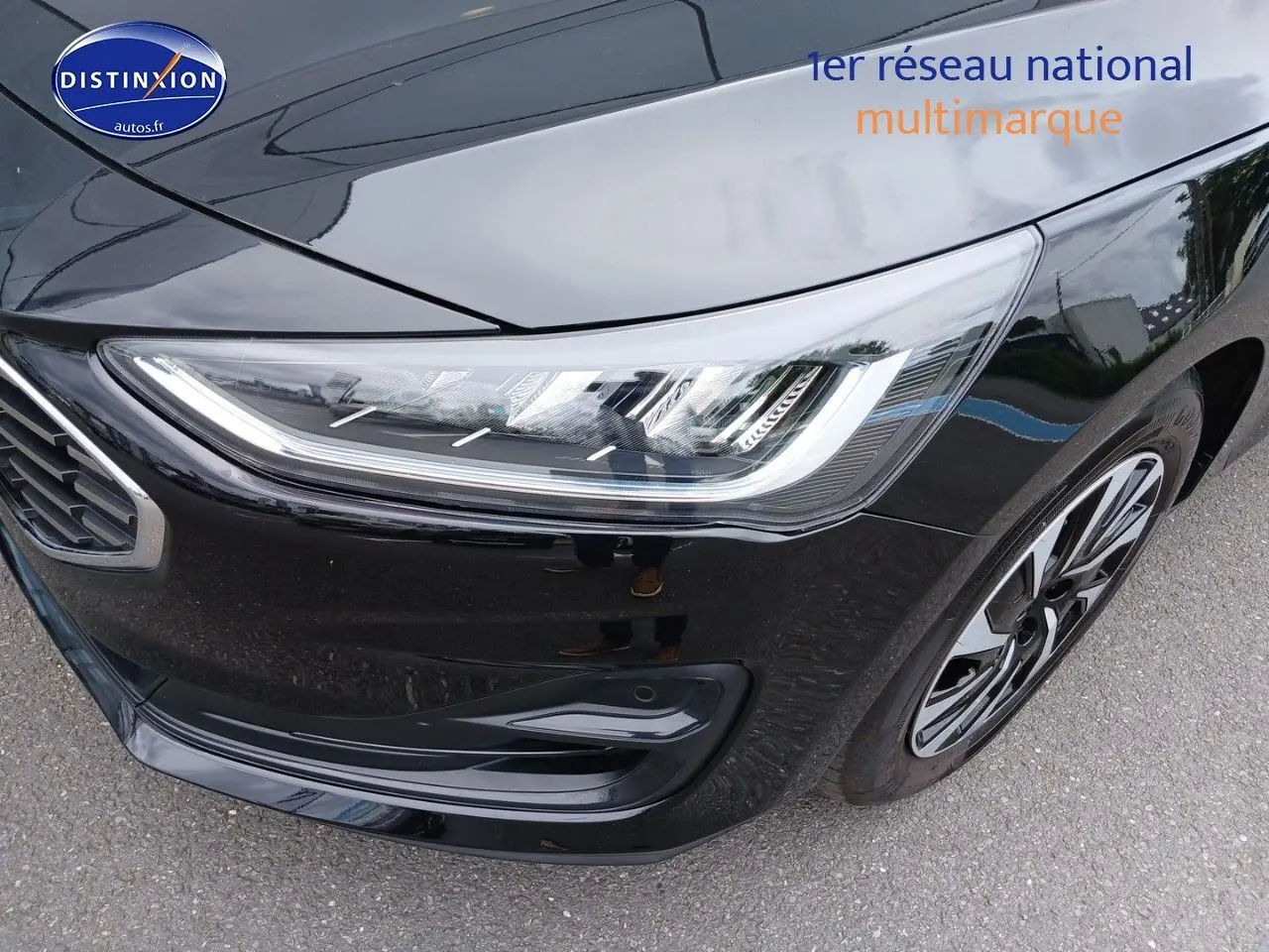 Gros plan sur l'avant droit noir métallisé de la Ford Focus 2024 avec phares LED et jante alliage.