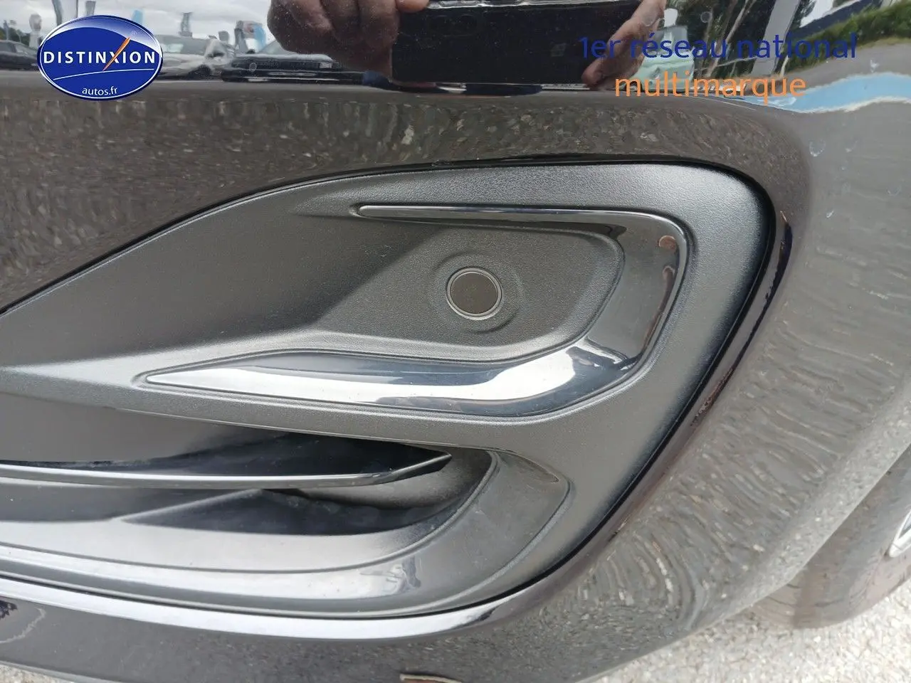 Gros plan sur la prise de recharge côté droit d'une Ford Focus 2024 noir Agate métallisé.