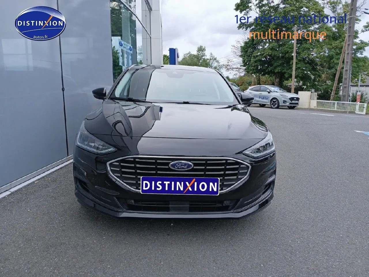 Vue avant d'une Ford Focus 2024 noir Agate métallisé avec calandre chromée et phares LED allumés.