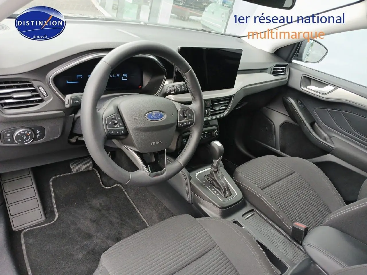 Vue intérieure avant droite de la Ford Focus 2024 Titanium X Business avec volant cuir et console centrale noire.