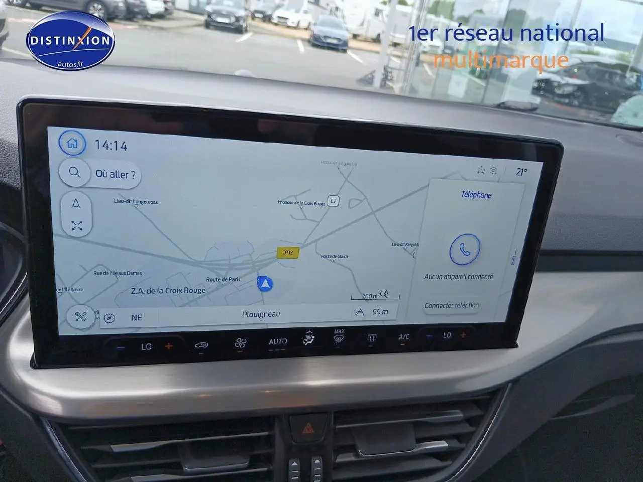 Écran tactile central du tableau de bord de la Ford Focus 2024, affichant la navigation GPS et les commandes climatiques.