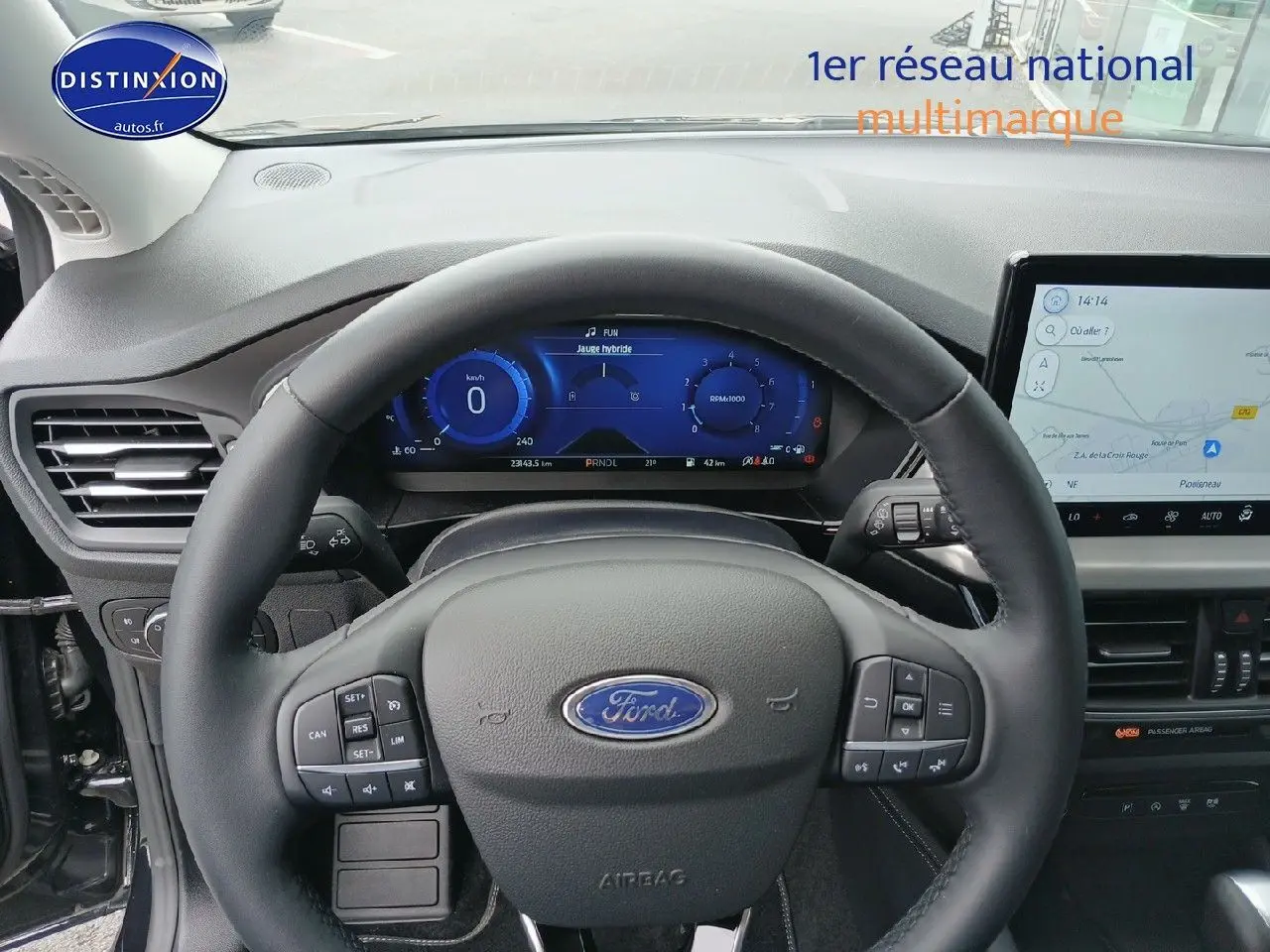 Vue intérieure centrée sur le volant cuir multifonction et tableau de bord numérique de la Ford Focus 2024 noir Agate métallisé.