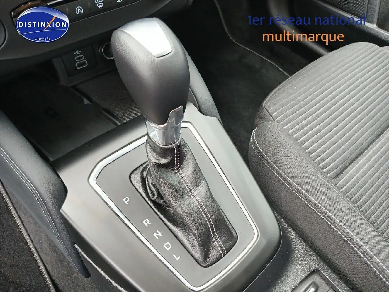 Le levier de vitesse automatique en cuir noir de la Ford Focus 2024, vue rapprochée de la console centrale.