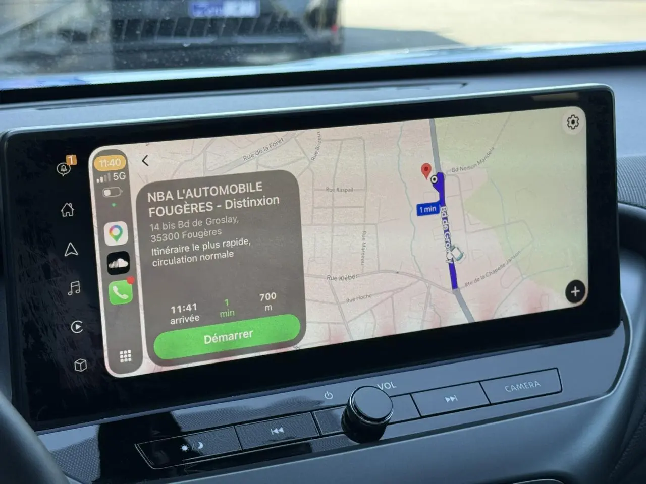 Écran tactile 12,3'' du Nissan Juke DIG-T 114 N-Connecta affichant la navigation GPS en intérieur noir.