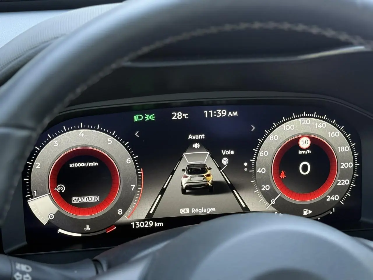 Vue rapprochée du combiné d'instruments digital du Nissan Juke 2025, affichant la vitesse et le régime moteur.