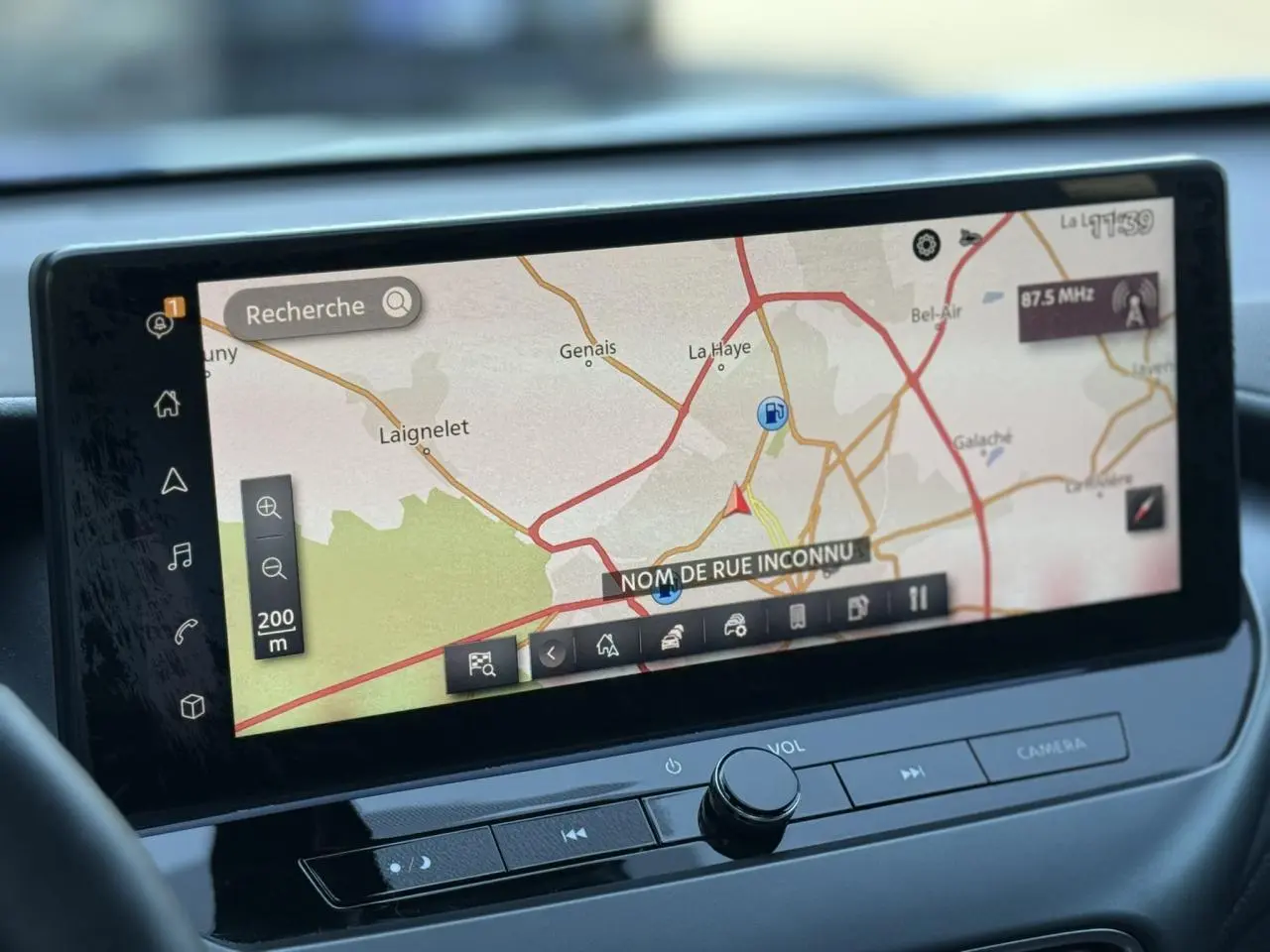 Écran tactile GPS 12,3 pouces du Nissan Juke 2025, vue rapprochée du tableau de bord intérieur.