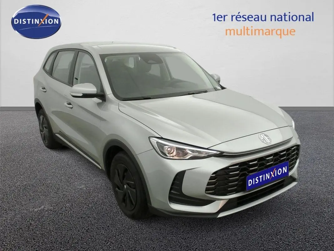 Vue 3/4 avant du MG ZS 1.5 L Hybrid+ 2026 en Cosmic Silver avec calandre noire et jantes foncées.