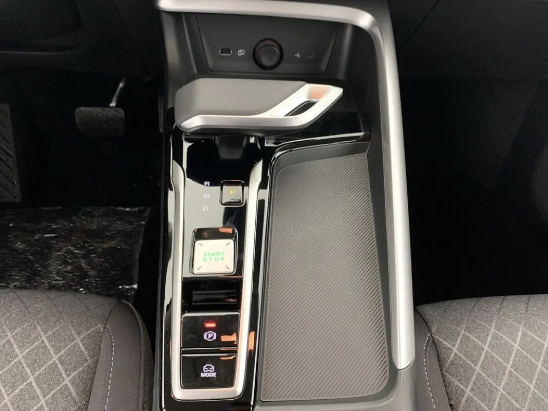 Vue plongeante sur la console centrale du MG ZS 1.5 L HYBRID+ 197CH 2026 avec boîte auto et bouton start/stop.
