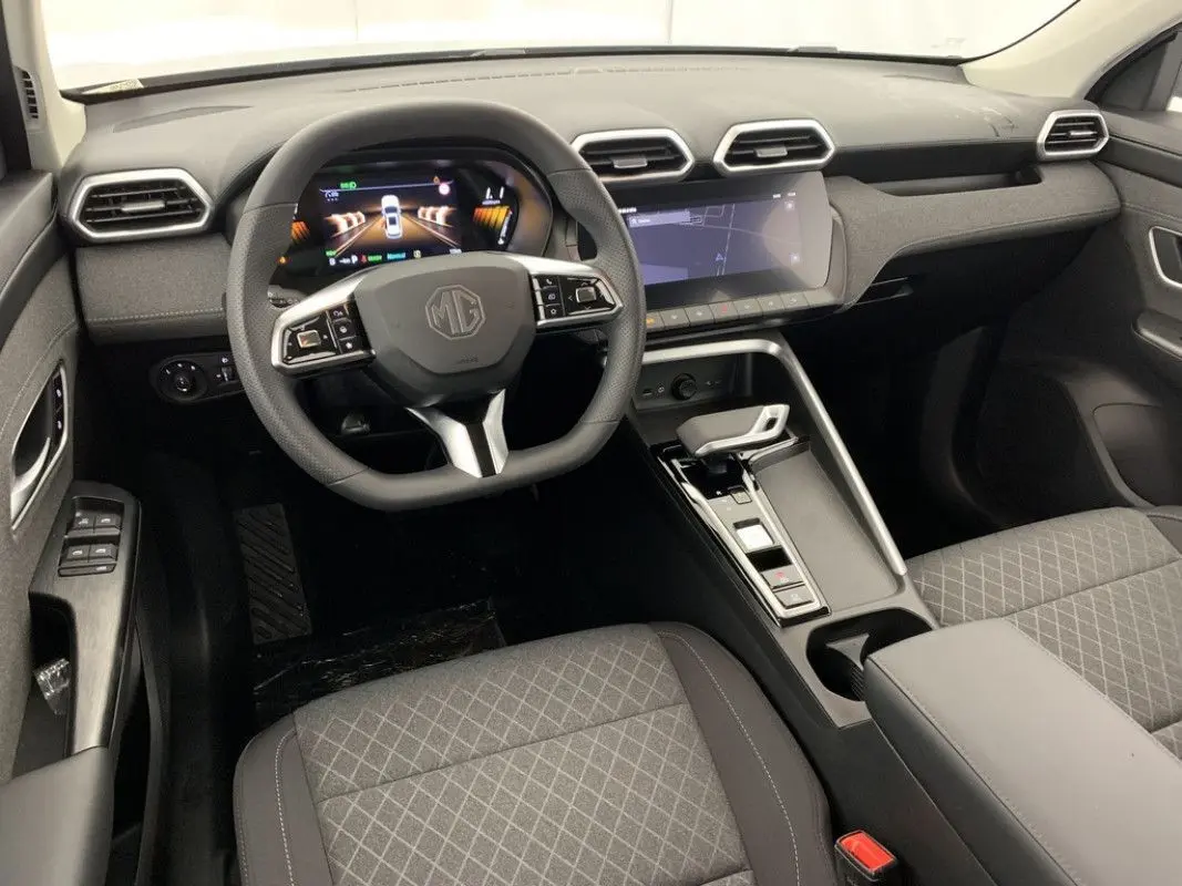 Vue intérieure du poste de conduite du MG ZS 1.5 L HYBRID+ 2026, avec tableau de bord numérique et console centrale moderne.