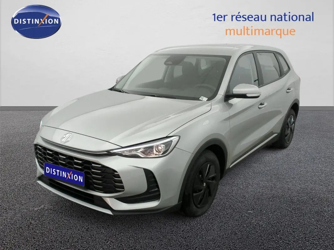Vue 3/4 avant droite du SUV MG ZS 2026 en Cosmic Silver avec calandre noire et jantes foncées.