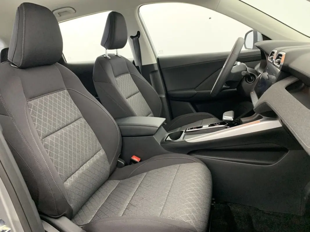 Intérieur du MG ZS 2026 vu côté droit, sièges tissu gris à motifs losanges et console centrale moderne.