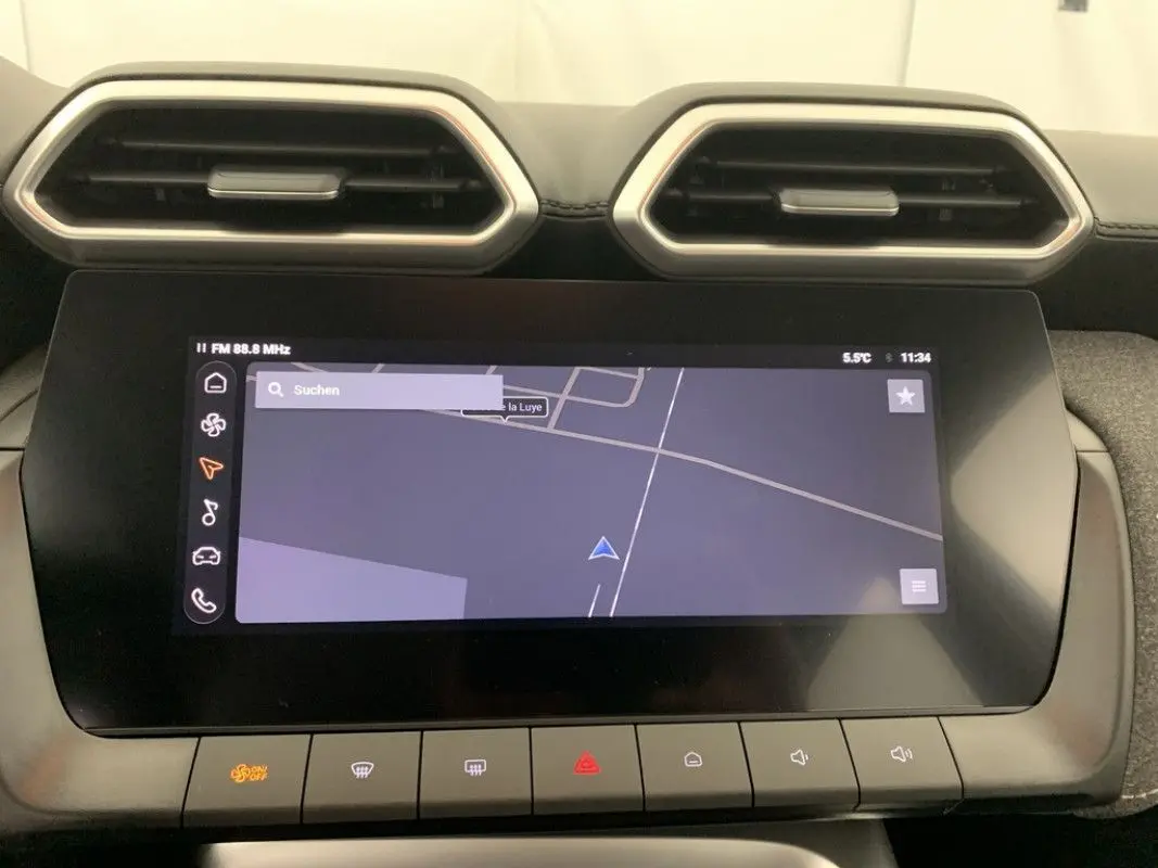 Écran tactile central avec navigation GPS et commandes tactiles sous les aérateurs hexagonaux du MG ZS Cosmic Silver 2026.