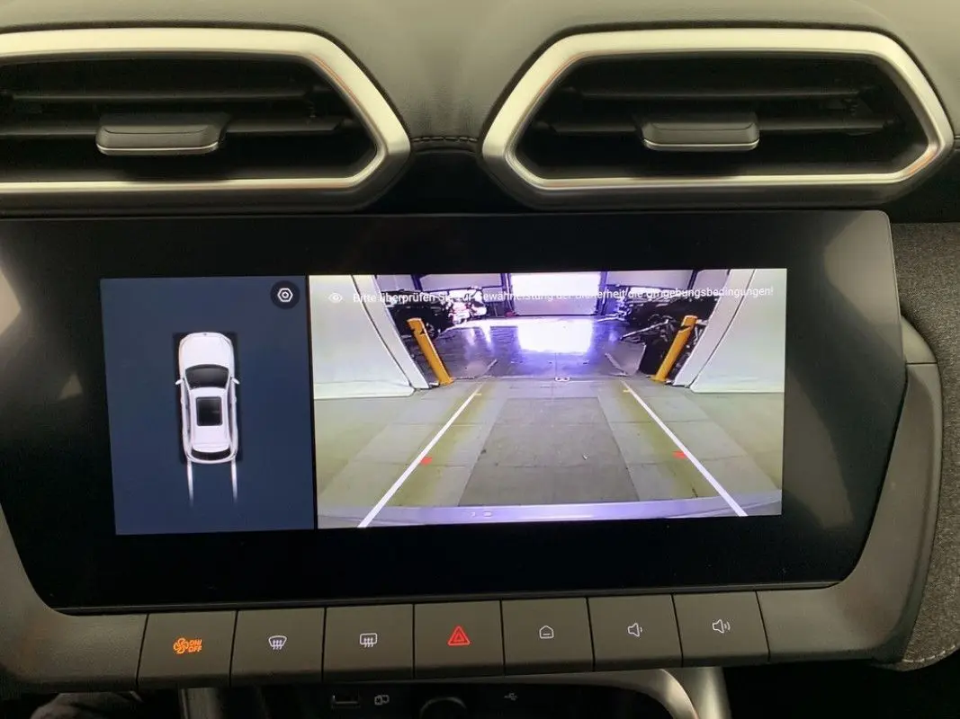 Écran central du MG ZS 1.5 L Hybrid+ 2026 montrant la caméra de recul et l'affichage 3D du véhicule en blanc.
