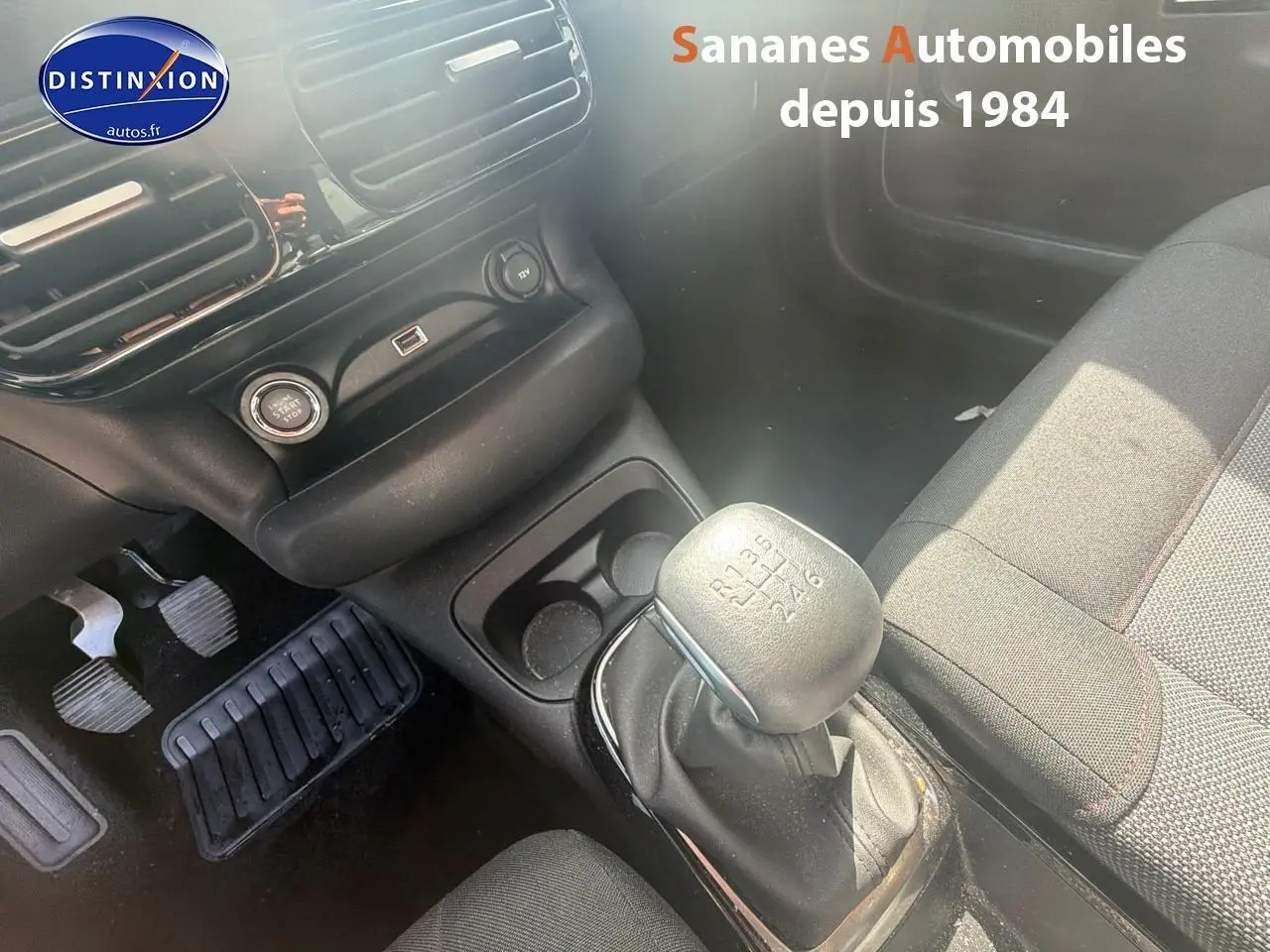 Vue intérieure rapprochée du levier de vitesses manuel et siège avant droit du Citroën C4 Cactus bleu métal 2020.