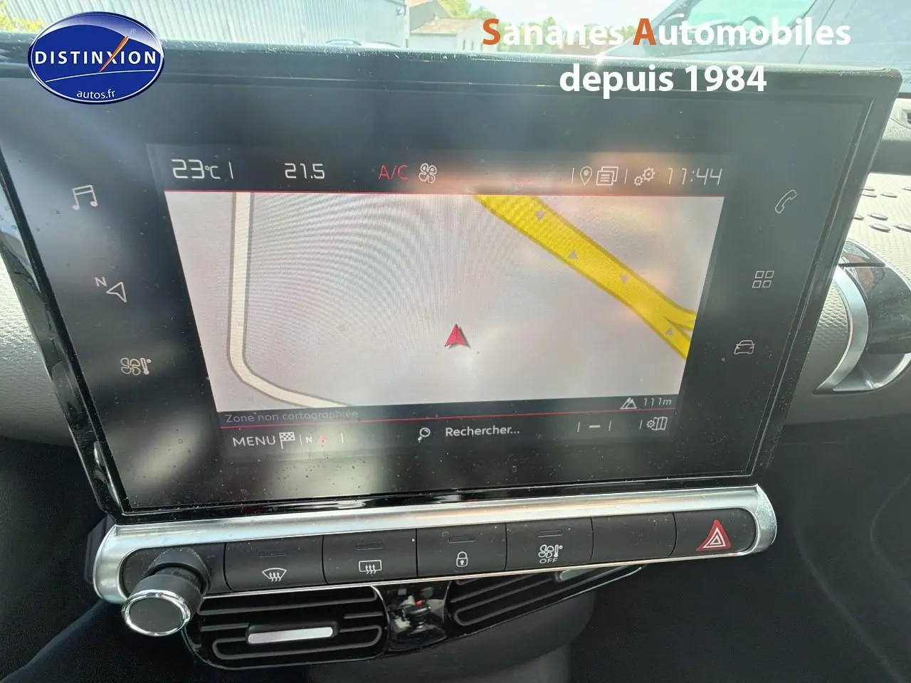 Écran tactile central avec navigation affichée dans l’habitacle d’une Citroën C4 Cactus bleu métal de 2020.