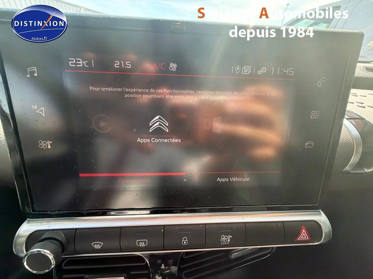 Écran tactile central de la Citroën C4 Cactus 2020, affichant les applications connectées dans l'habitacle.