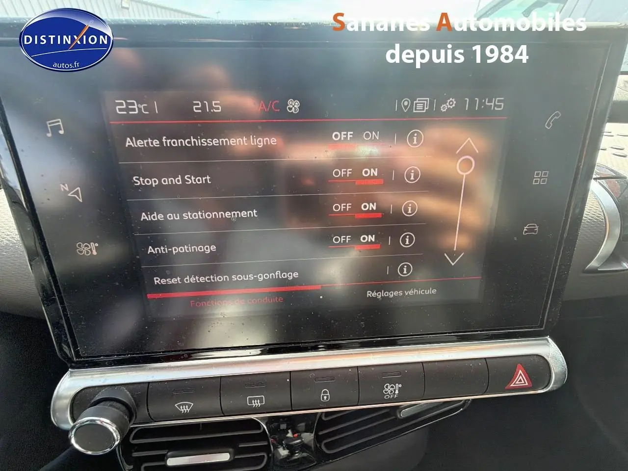 Écran tactile central de la Citroën C4 Cactus 2020 affichant les options d’aide à la conduite et climatisation.