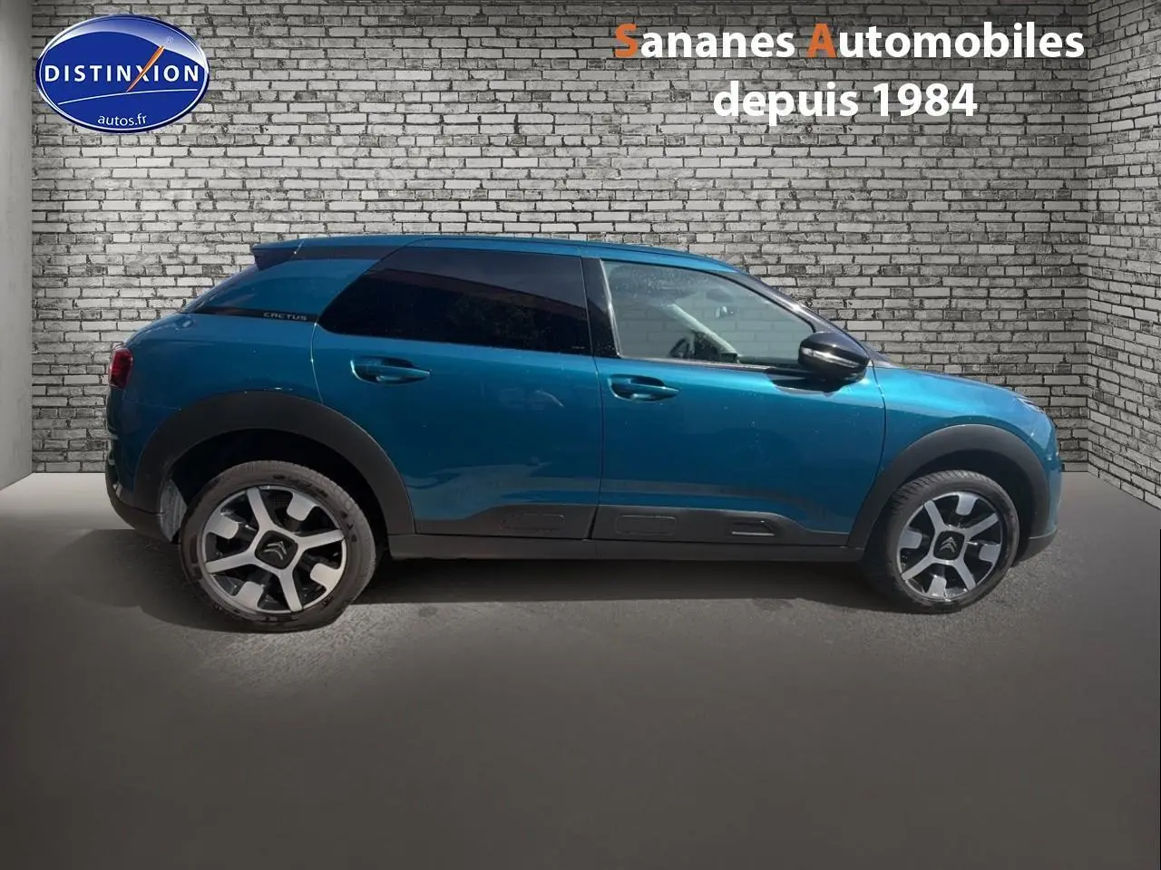 Profil côté gauche d'une Citroën C4 Cactus bleu métal 2020 avec jantes alliage et vitres teintées.