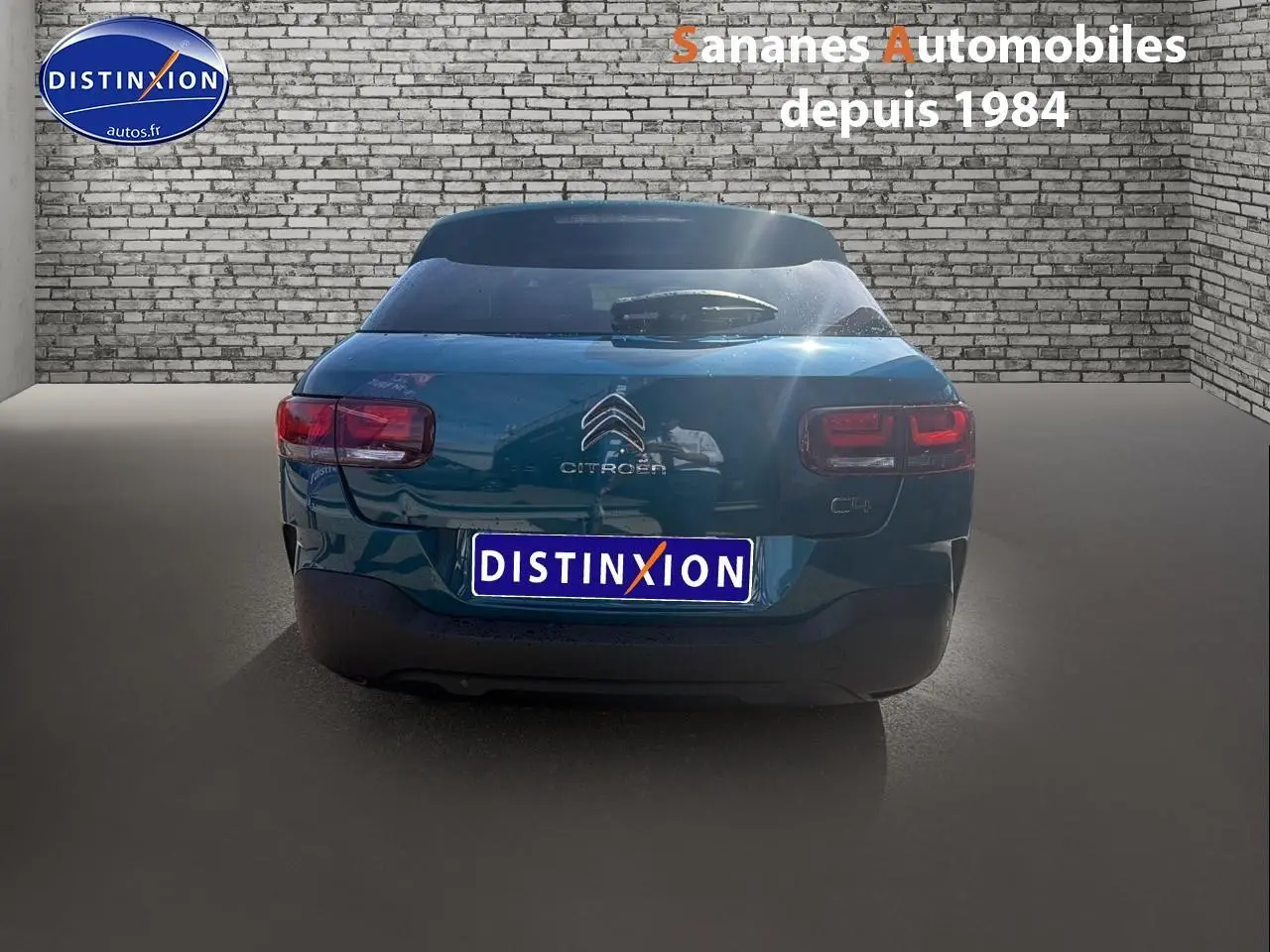 Vue arrière d'une Citroën C4 Cactus bleu métal 2020 avec feux arrière distinctifs et logo centré.