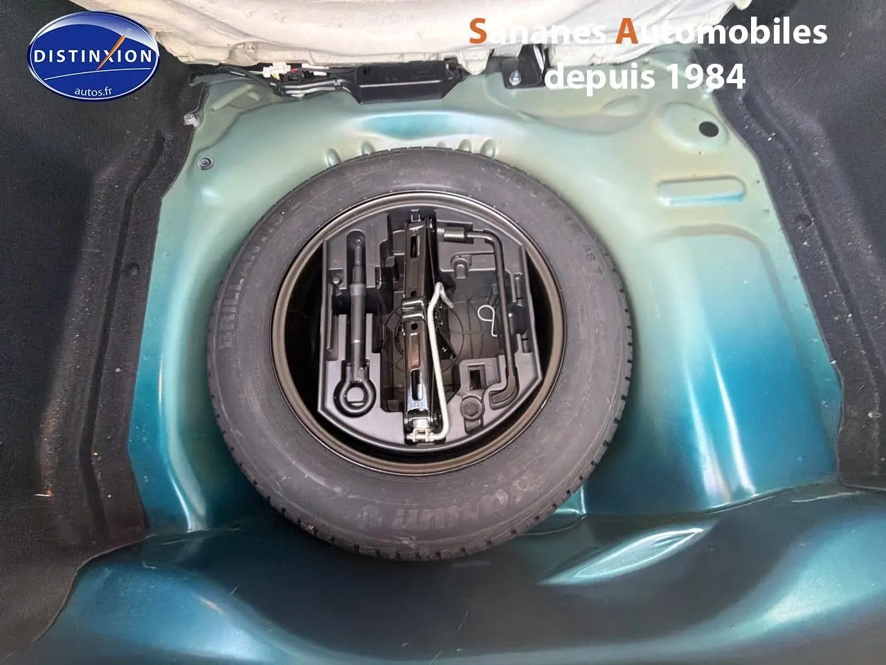 Vue rapprochée de la roue de secours acier 15 pouces dans le coffre bleu métal d'une Citroën C4 Cactus 2020.