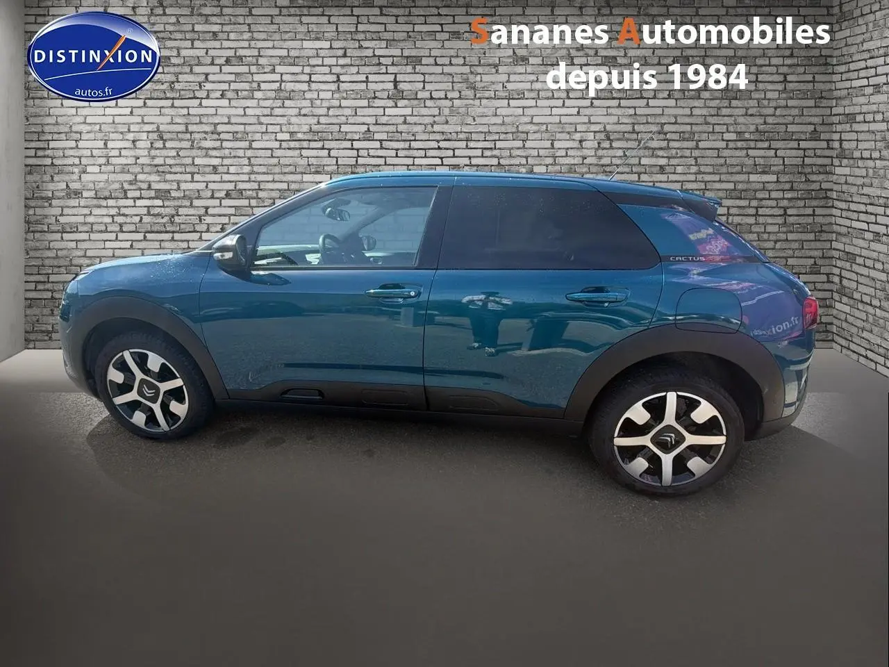 Profil droit d'une Citroën C4 Cactus 2020 bleu métal avec jantes alliage et vitres teintées.