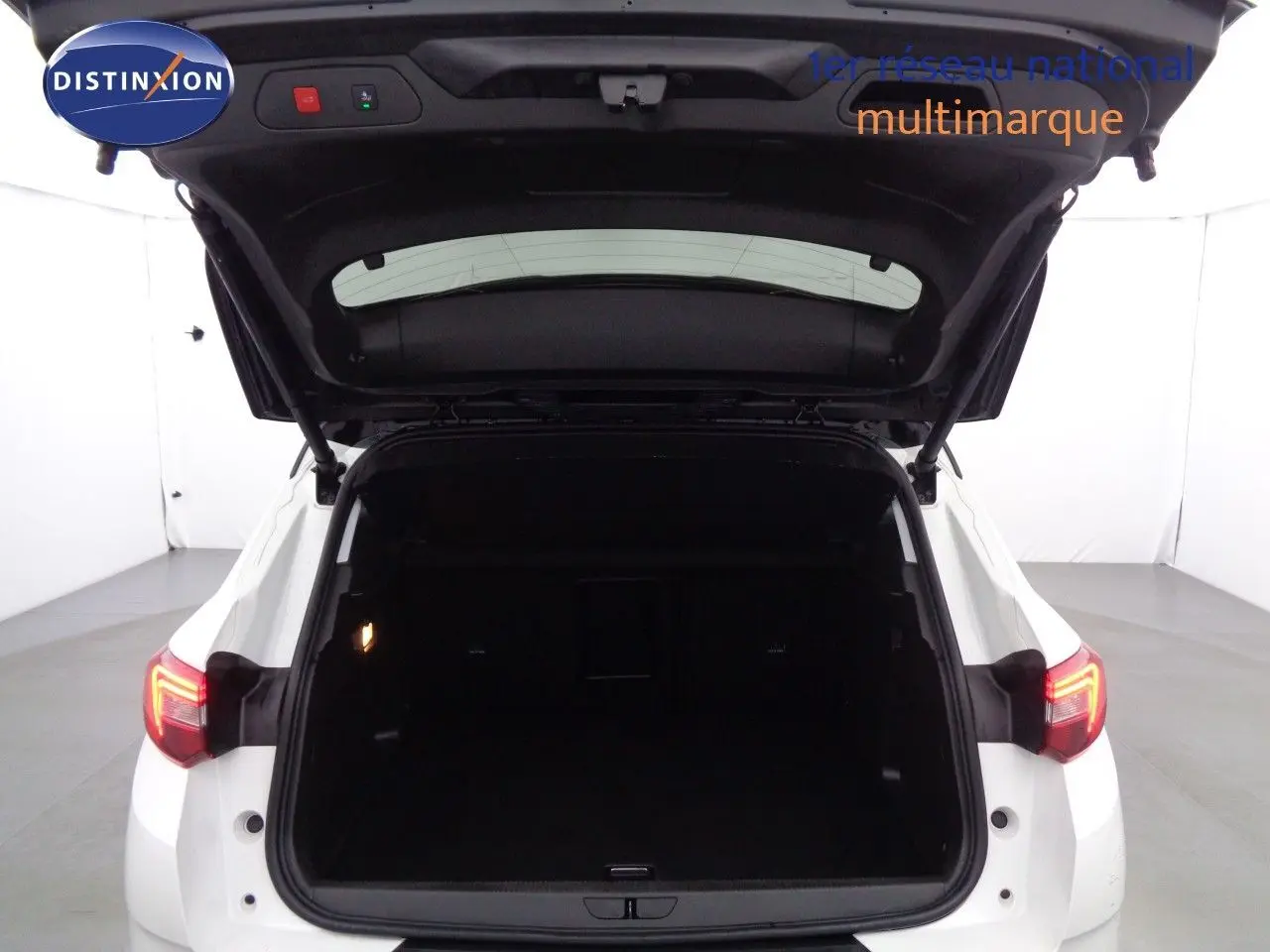 Écran central tactile du tableau de bord de l’Opel Grandland X blanc nacré, affichant les réglages de sécurité.