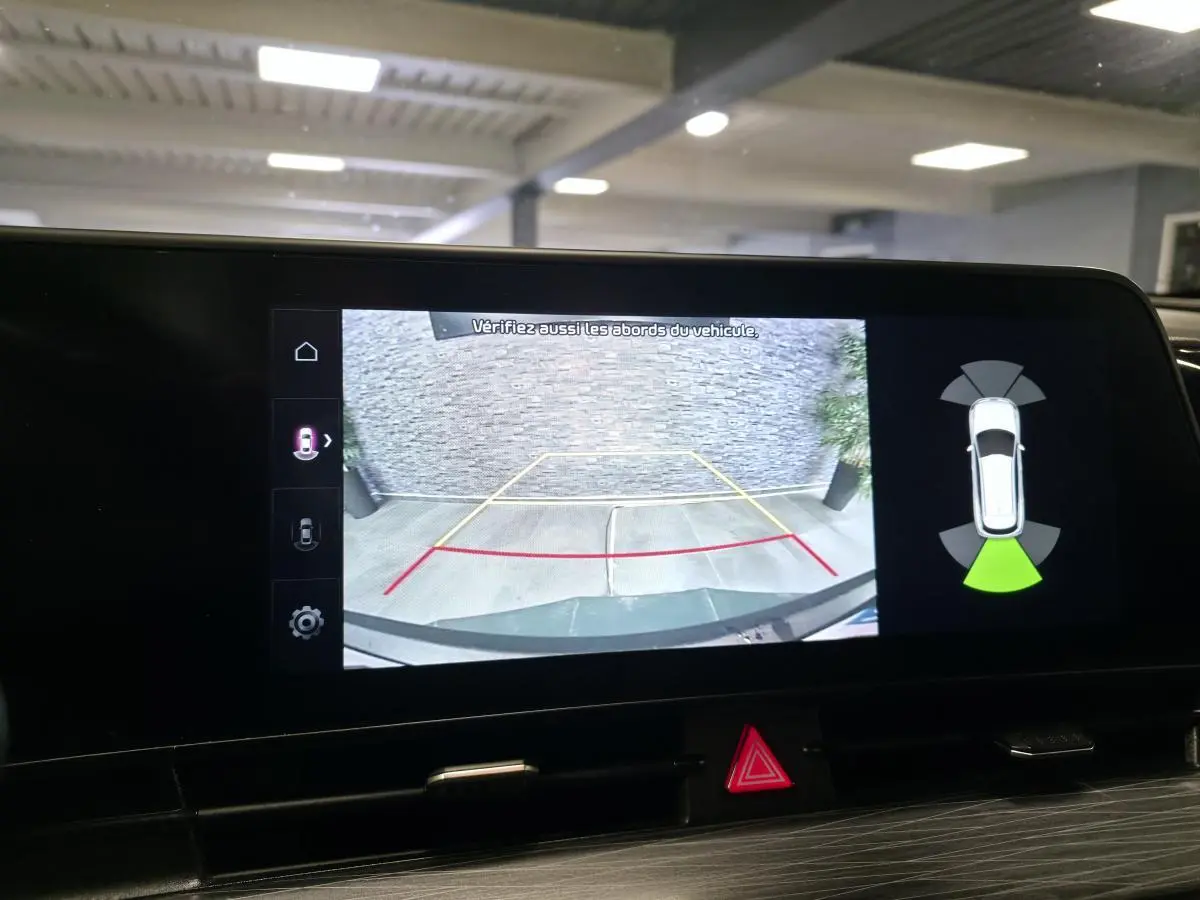 Affichage de la caméra de recul et des capteurs de stationnement du Kia Sportage noir, vue intérieure du tableau de bord
