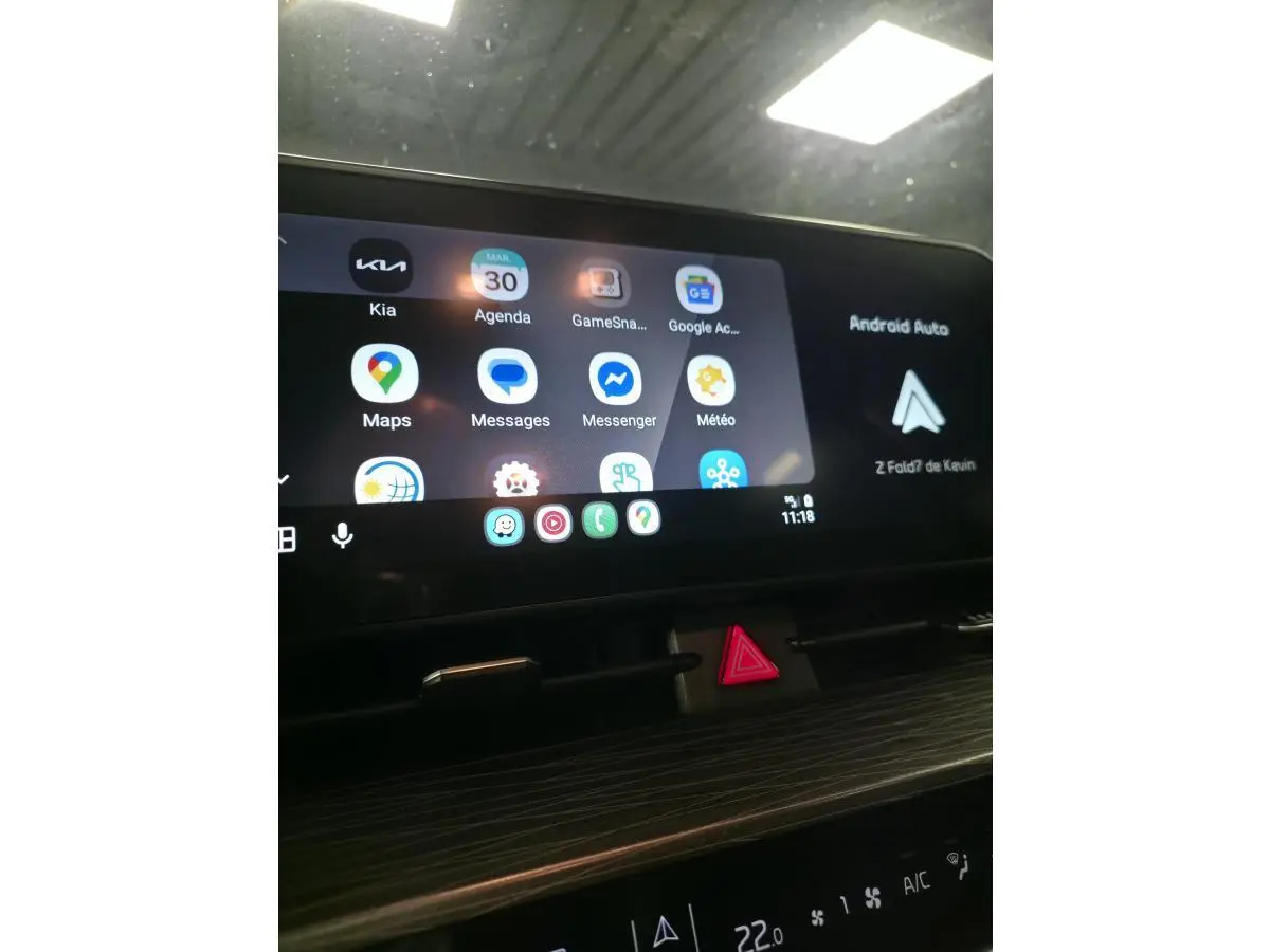 Écran tactile central du Kia Sportage 2022 affichant Android Auto avec commandes de climatisation en dessous.