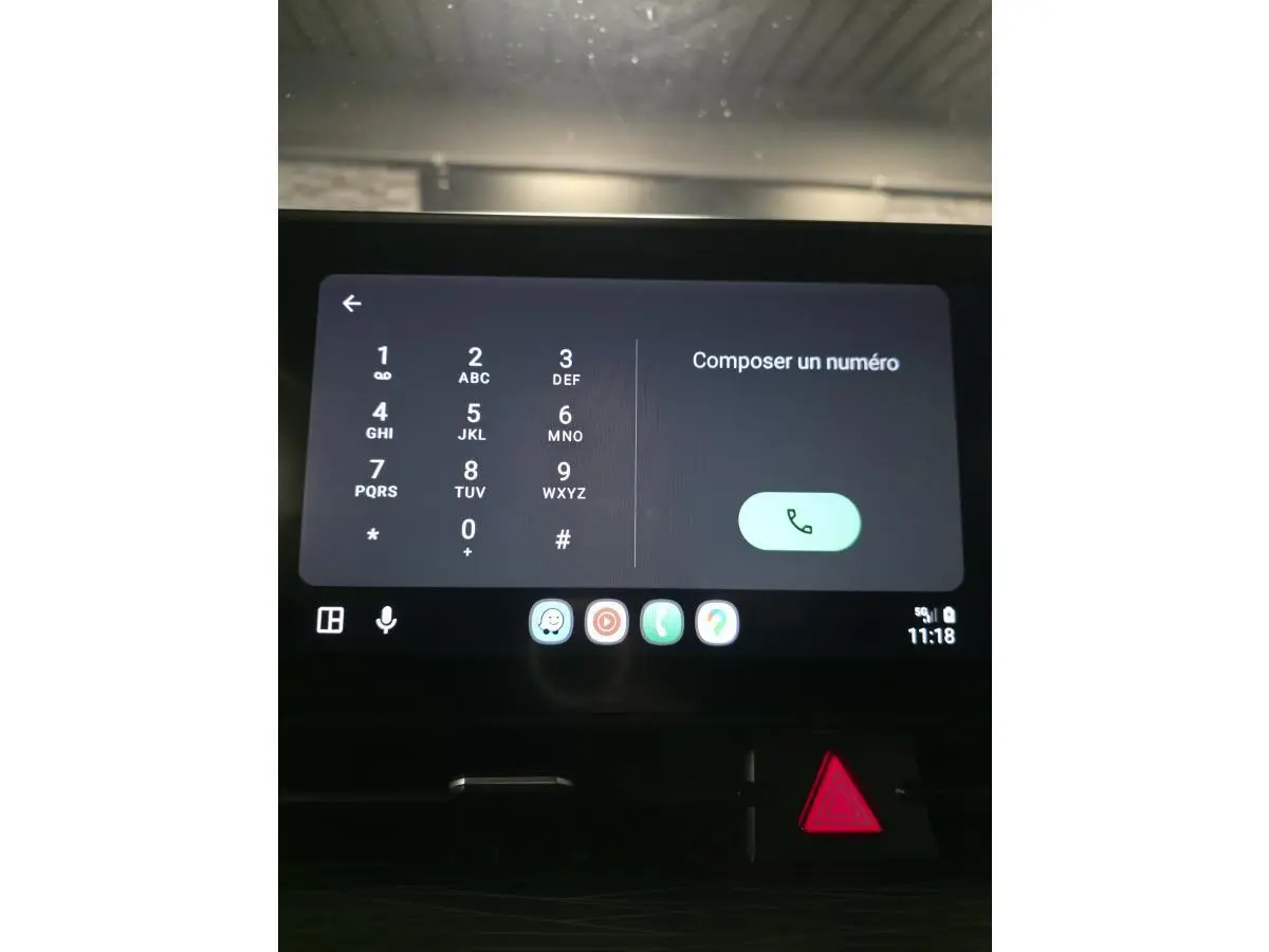 Écran tactile central du Kia Sportage 2022 affichant le clavier pour composer un numéro, avec bouton d'appel vert.