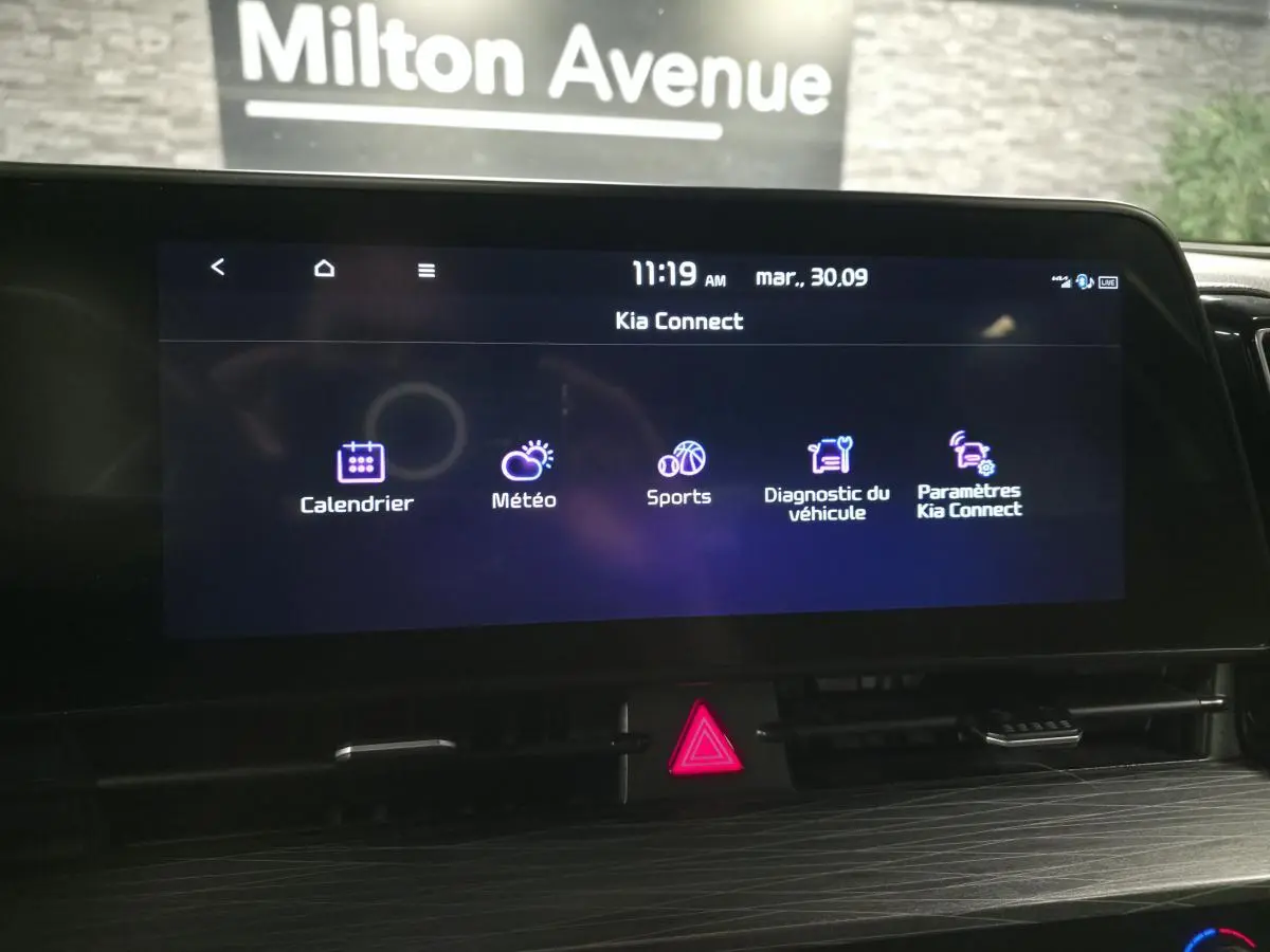 Écran tactile 12,3 pouces du Kia Sportage 2022 affichant les options Kia Connect dans un intérieur moderne.