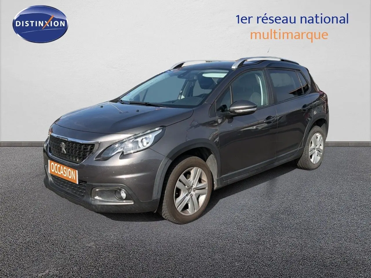 Peugeot 2008 gris platinium en 3/4 avant droit, mettant en valeur ses lignes compactes et ses jantes alliage.