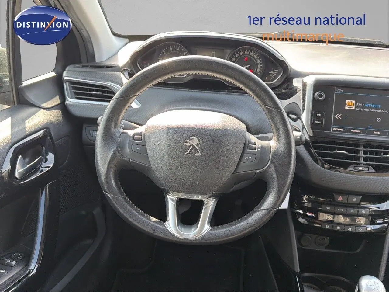 Vue centrée sur le volant et le tableau de bord du Peugeot 2008 gris platinium, avec écran tactile et commandes intégrées.
