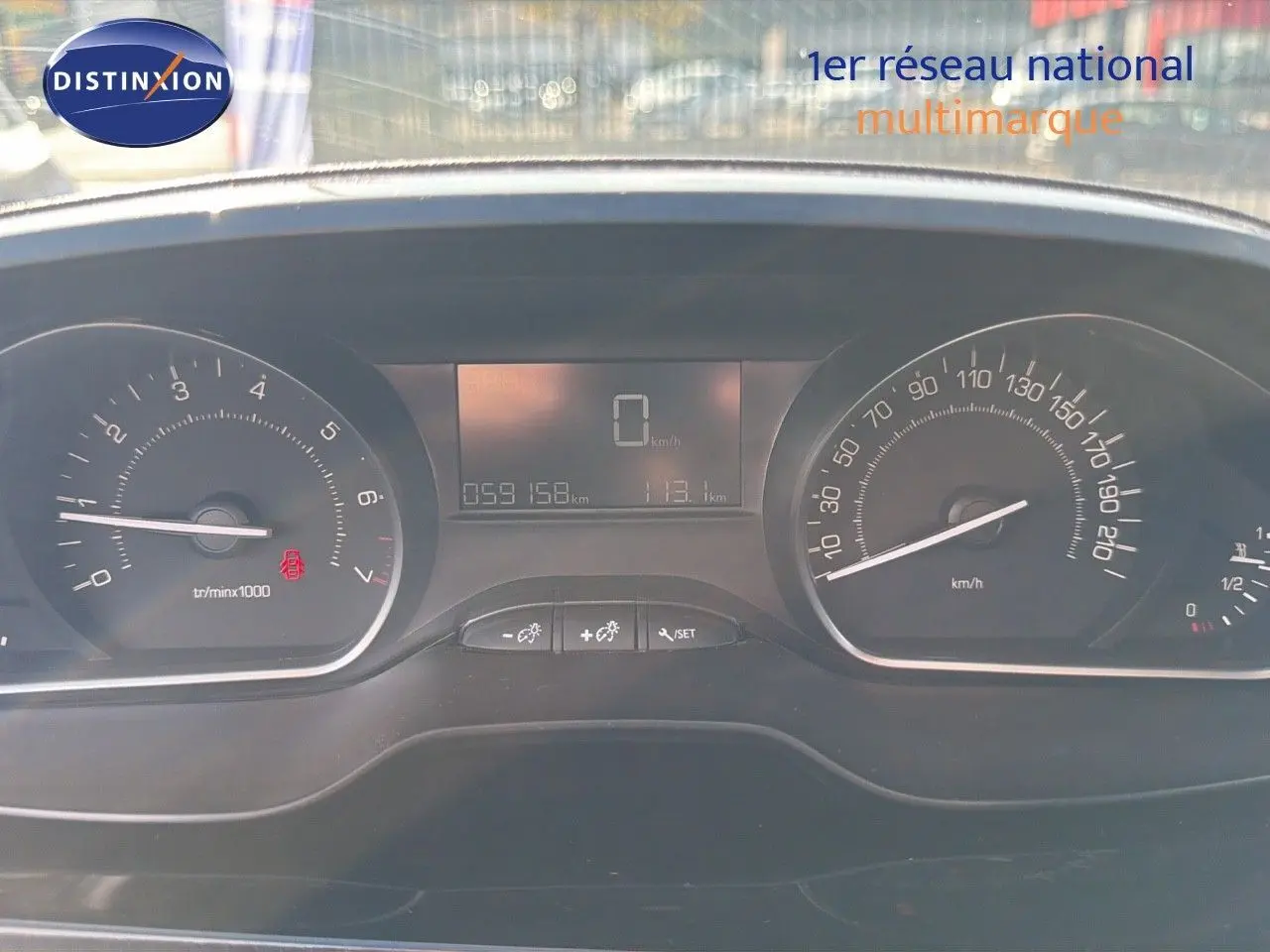 Vue rapprochée du tableau de bord numérique du Peugeot 2008 gris platinium, affichant 59158 km et vitesse à zéro.